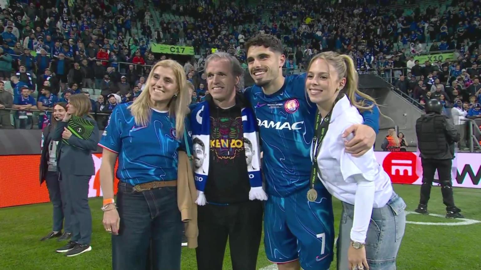 內(nèi)托好福氣！奪冠后高顏值女友來(lái)合照，身材相當(dāng)哇塞！